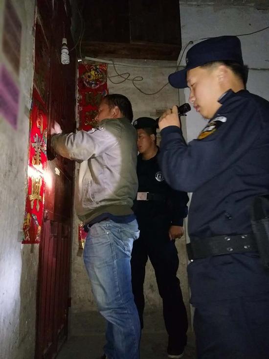 乌当区粗心妈妈误将幼女锁家中 民警全城寻开锁师傅开门